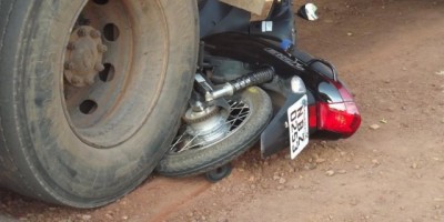 Rolim de Moura –  Caminhão atravessa a preferencial e bate em moto no centro da cidade