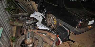 ESPIGÃO - Condutor joga chevette em cima de moto com policial