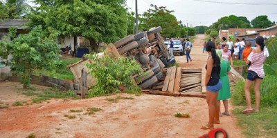 Ji-Paraná – Caminhão carregado de terra tomba em cima de ponte