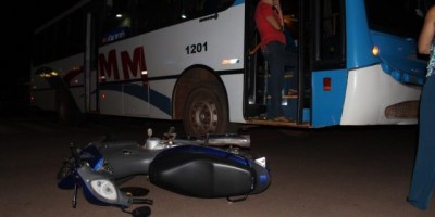 Rolim de Moura –   Ônibus bate em moto no centro da cidade