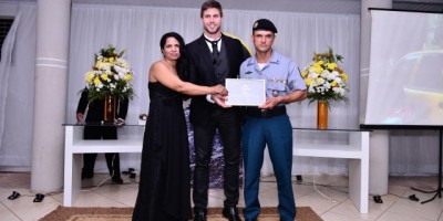 Rolim de Moura – Policial Militar e Bombeiro são homenageados como Personalidades em Evidência do ano 2013