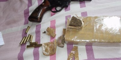 Pimenta Bueno - Polícia Militar prende dois traficantes, fecha comércio de drogas e apreende arma de fogo 