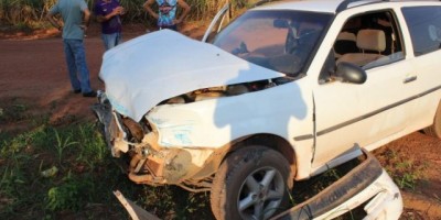Rolim de Moura –  Carro bate na lateral de ônibus no bairro Olímpico