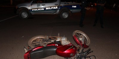 Rolim de Moura – Colisão entre carro e moto deixa um motociclista ferido no local