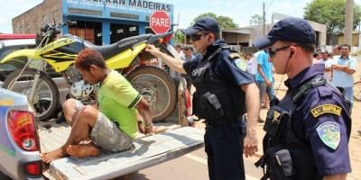 Rolim de Moura – Após intensa perseguição policial, dois indivíduos são presos pela PM com uma Motocicleta furtada da Prefeitura Municipal de Novo Horizonte