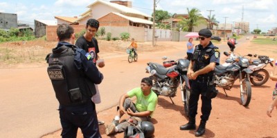 Rolim de Moura – Dois motociclistas colidem e sofrem queda no cruzamento da Rua Barão de Melgaço com Av. Rio Branco