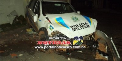 CACOAL -  Viatura da policia militar bate em muro após desviar de motociclista
