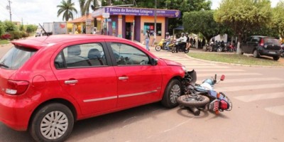 Rolim de Moura –  Carro invade preferencial e bate em mototáxi