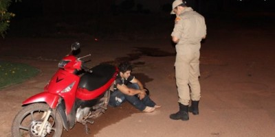 Rolim de Moura – Motociclista sofre queda após passar sobre quebra-molas