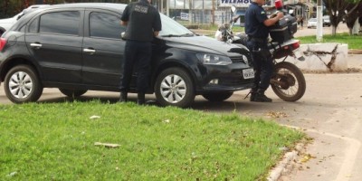 Rolim de Moura –  Moto bate em carro na Avenida Norte Sul