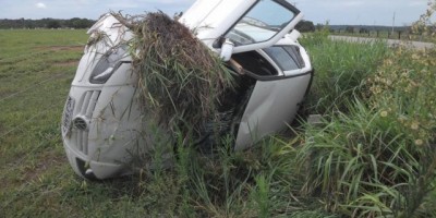 Rolim de Moura –  Veículo tomba próximo ao aeroporto