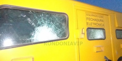 BR-319 - Bandidos trocam tiros com seguranças e explodem carro forte 