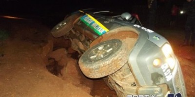 CACOAL -  Viatura da PM cai em buraco no meio da rua