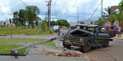 Vilhena - JOVEM PERDE CONTROLE DE CAMINHONETE E DESTRÓI POSTE DE ENERGIA