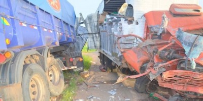 BR 364 - Grave acidente envolve caminhão e carreta