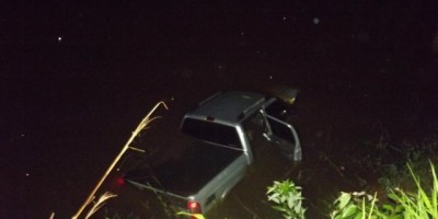 Rolim de Moura – Caminhonete cai dentro de rio na linha 176