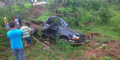 Santa Luzia -  Caminhonete sai da pista e capota na linha 45
