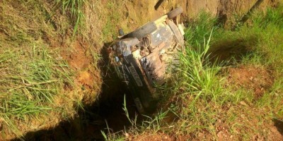 Santa Luzia -  Carro cai em fenda na Zona Rural de Santa Luzia