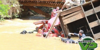 PORTO VELHO - Equipes de resgate salvam motorista de morrer afogado após acidente