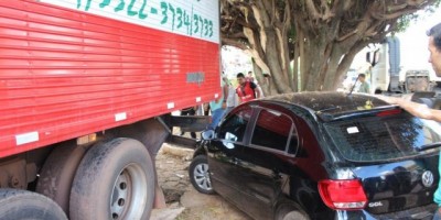 Rolim de Moura –  Caminhão desgovernado atinge carro no centro da cidade