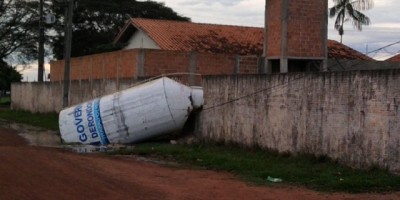 Rolim de Moura –  Reservatório de água do albergue cai em cima de muro