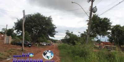  Rolim de Moura: Postes ameaçam cair por causa de valeta