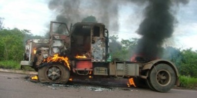 BR 364 - Caminhão pega fogo e explode na BR-364, motorista tem queimaduras pelo corpo