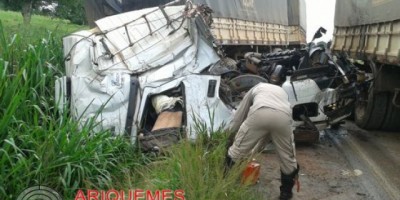 Ariquemes - Motorista de carreta morre em engavetamento na BR-364