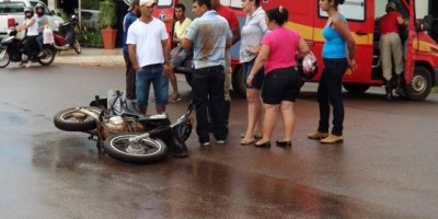 Rolim de Moura – Após invadir preferencial e provocar acidente, condutor de carro foge do local sem prestar socorro às vítimas