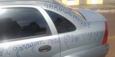 BRASIL - Idosa se revolta com carro parado em porta de garagem e deixa aviso inusitado para motorista