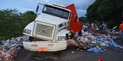 BR 364 - Carreta carregada de refrigerantes e cervejas tomba na BR 364