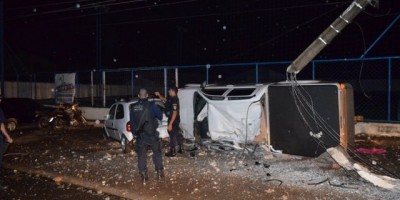 Jaru - Caminhonete desgovernada capota, destrói veículos e um poste