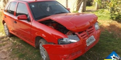 Santa Luzia - Dois carros colidem frontalmente na Avenida Brasil