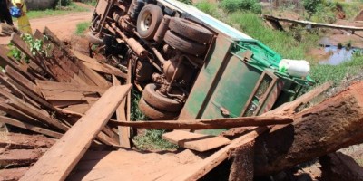 Rolim de Moura –  Mesmo  caminhão envolvido em princípio de incêndio, cai dentro de córrego