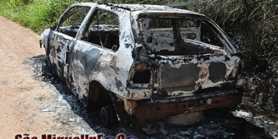 São Miguel - Veículo furtado em Rolim de Moura  é encontrado queimado na zona rural de São Miguel do Guaporé