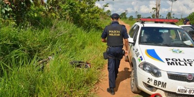 Ji-Paraná - Assaltantes trocam tiros com a PM, abandonam carro e moto e fogem pelo mato