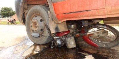 Santa Luzia - Caminhão Passa por cima de moto após acidente