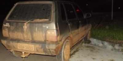 Santa Luzia - Motorista embriagado dorme no volante e fica com veículo sobe no meio fio no centro de Santa Luzia.