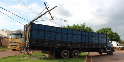 Rolim de Moura –  Caminhão desgovernado atinge poste de alta tensão