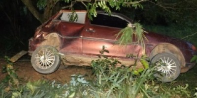 Santa Luzia - Veículo capota na RO 383 depois de bater em buraco na pista