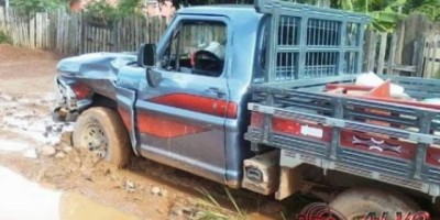 Alvorada do Oeste - Colisão entre motocicleta e caminhonete deixa vitima fatal 