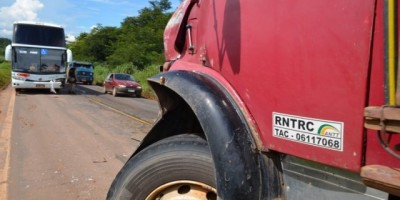 JARU - Caminhão boiadeiro colide de frente com ônibus da Eucatur na BR-364