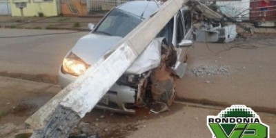 PORTO VELHO - Motorista embriagado derruba poste durante racha e deixa moradores sem energia no bairro Nova Floresta