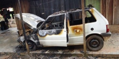 São Francisco do Guaporé – Carro pega fogo misteriosamente em residência