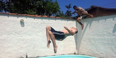 Guarujá - SP - Mulher fotografa brincadeira na piscina e flagra ladrão invadindo casa