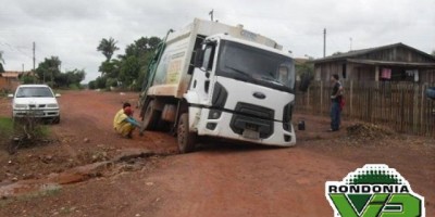 Rolim de Moura –  Caminhão de lixo atola pela 2ª vez em menos de 40 dias