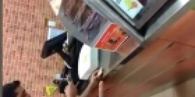 Ji-Paraná – jovem faz brincadeira sem graça entrando em lanchonete com uma prótese peniana à amostra – VIDEO