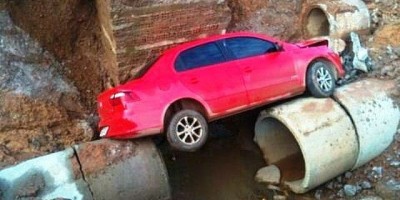 Porto Velho - Carro cai dentro de cratera não sinalizada após perseguição policial