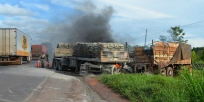 CACOAL - Duas carretas pegam fogo após colisão na BR-364