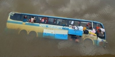 Minas Gerais - Mulher e bebê morrem após ônibus cair de ponte na BR-116 